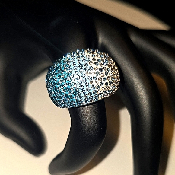 Jewelry - Elegant Silver and Blue Crystal Ring